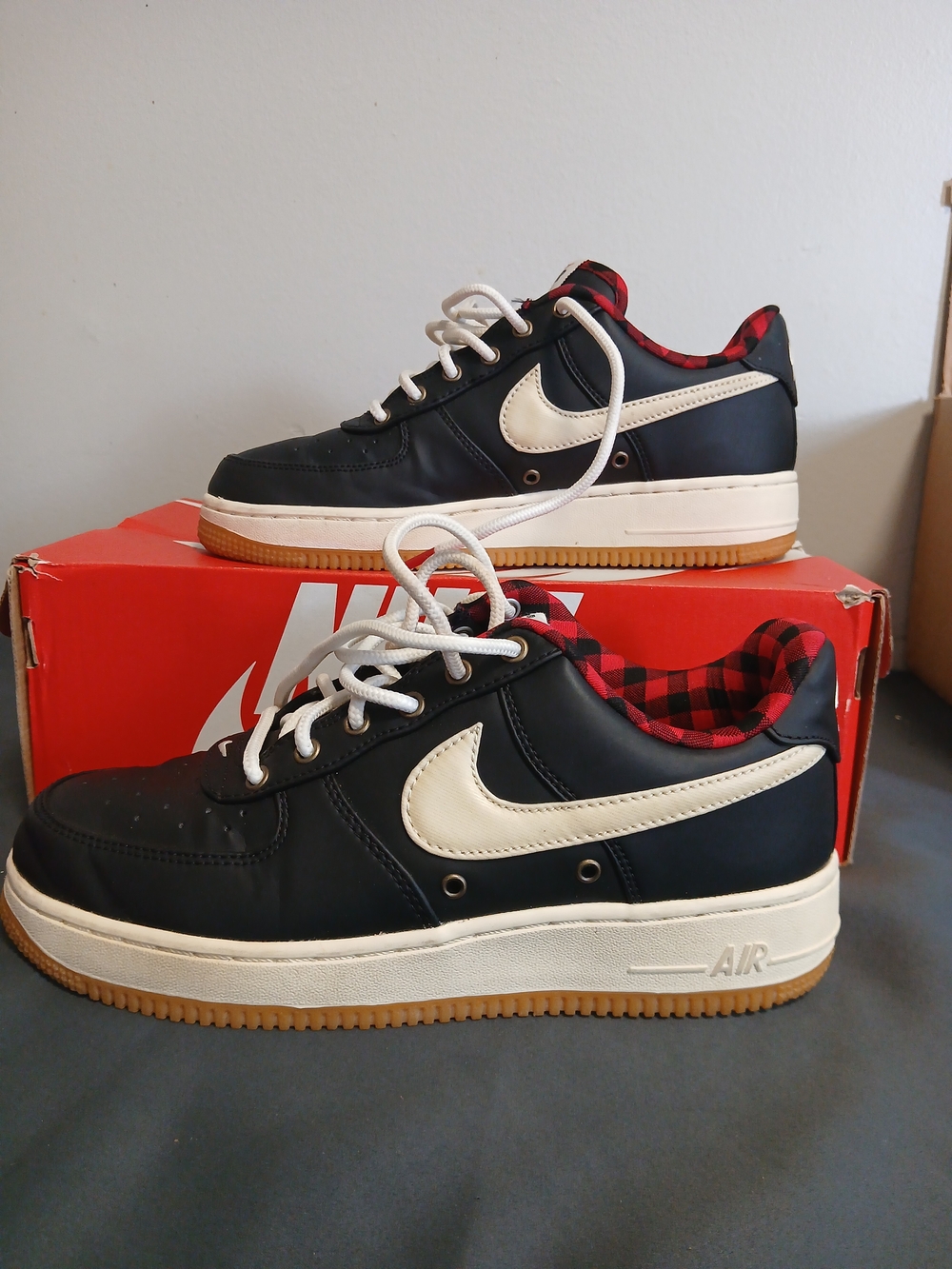 Nike Men's Black & Cream Low-Top Sneakers